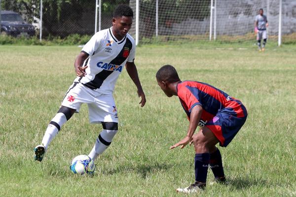 Cayo Tenrio tenta se livrar da marcao adversria