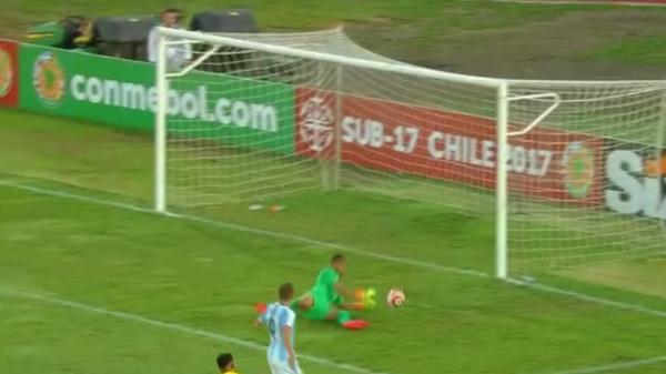 Luco espalma chute de jogador argentino