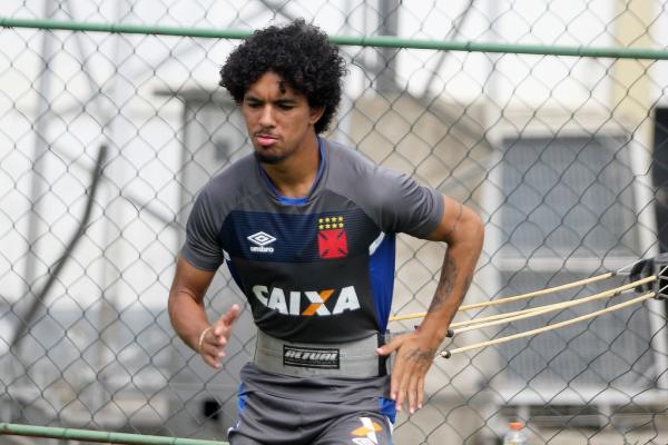 Douglas se dedica durante treino em So Janurio