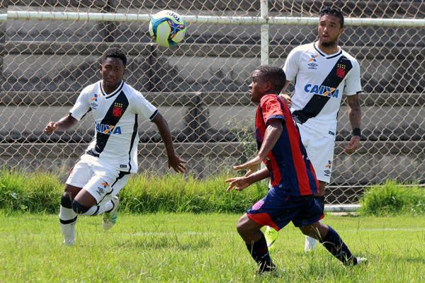 Hugo (dir) faz lindo lanamento para Cayo Tenrio