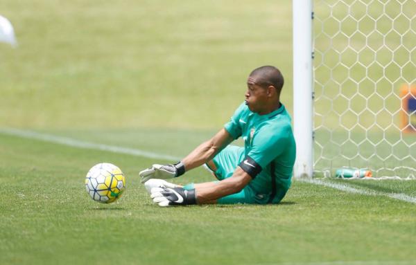 Luco em ao com a camisa da Seleo Brasileira sub-17