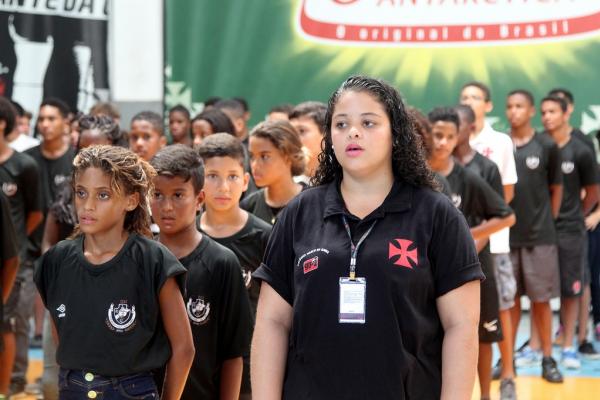 Alunos cantam hino do Vasco da Gama durante a solenidade