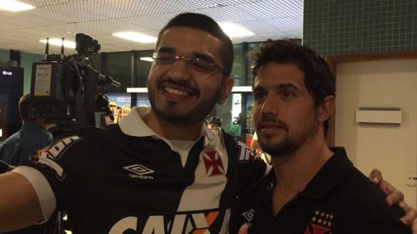 Torcedor foi o nico, a carter, a recepcionar o Vasco no aeroporto