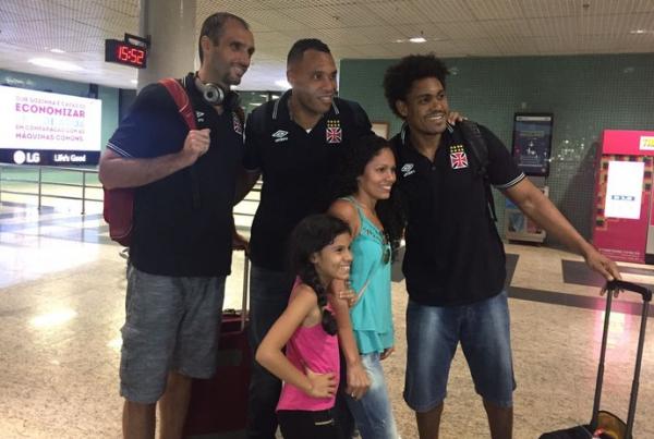 Jogadores pararam para tirar selfie com pessoas presentes no aeroporto