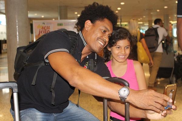 Mrcio recebe o carinho da torcida na chegada a Manaus