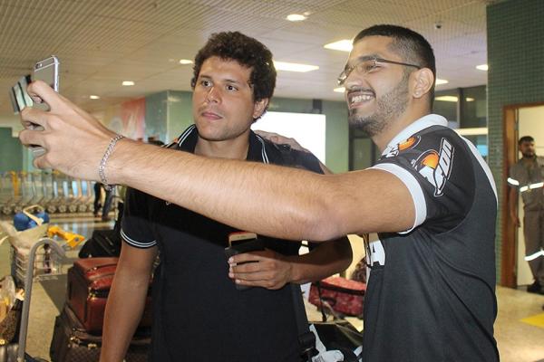 Marcellus tira foto com torcedor