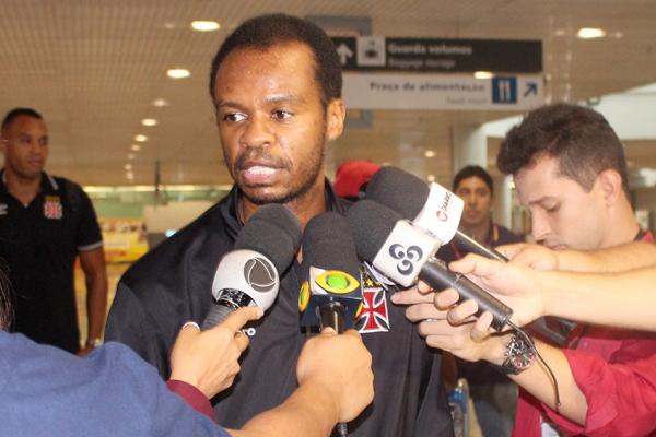 Nezinho conversa com os reprteres em Manaus