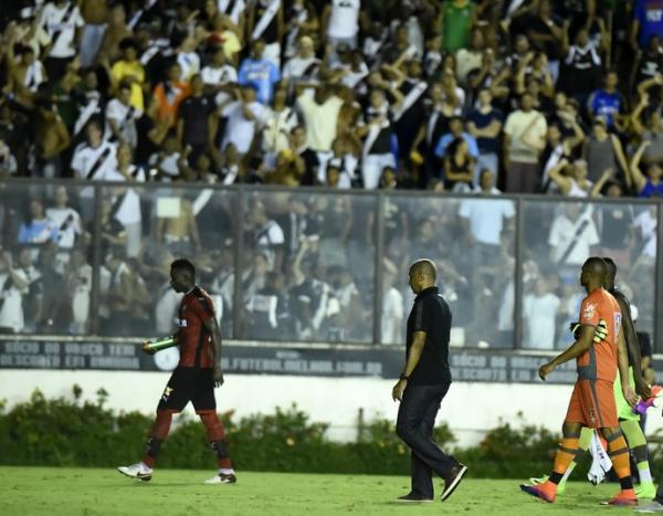 Cristvo Borges foi bastante hostilizado pela torcida na sada de campo