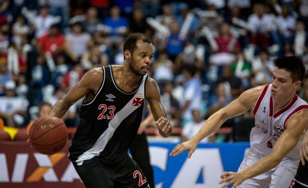 Armador usa a camisa 23 em homenagem a Michael Jordan