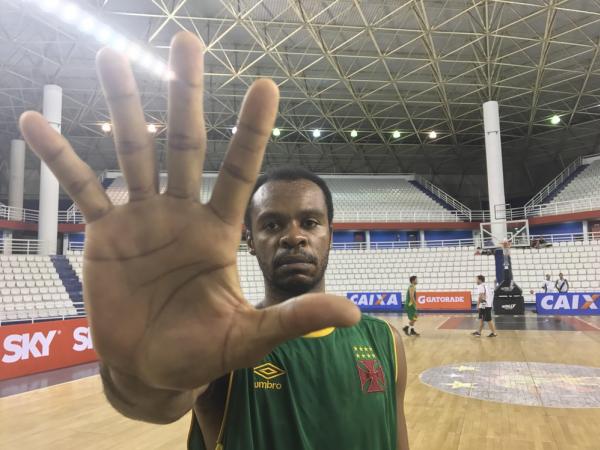 Nezinho garante que hoje teria uma postura diferente com o episdio racista sofrido