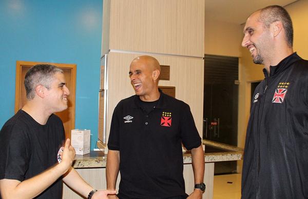 Raphael se diverte conversando com Ricardinho e Drudi