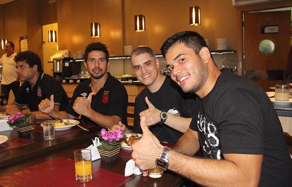 Vascanos curtiram o jantar ao lado dos jogadores