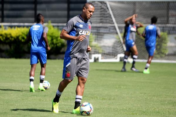 Luis Fabiano conduz a bola no gramado principal
