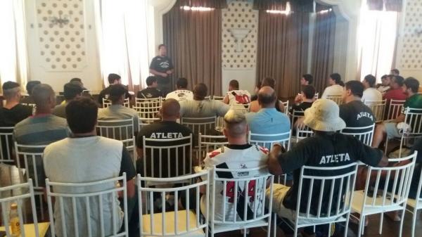 Gabriel Mendes na reunio com o elenco