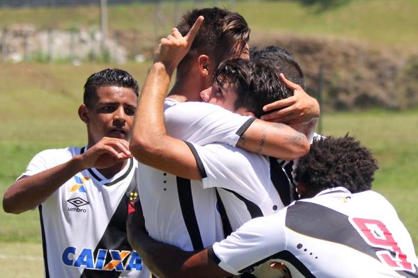 Jogadores festejam terceiro gol contra o Maca