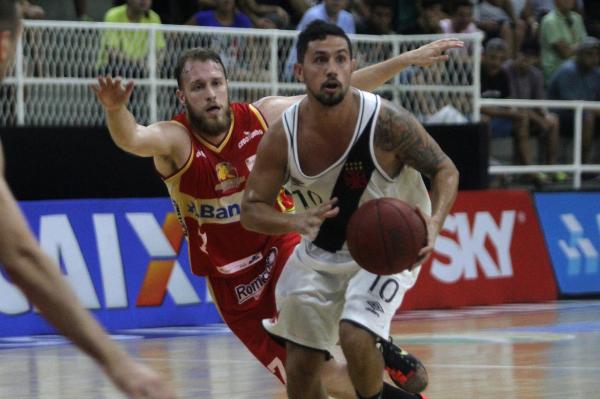 Vaiado pela torcida, Vasco  dominado pelo lanterna Caxias e perde outra no NBB