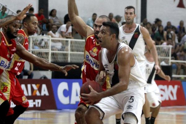 Hlio tenta levar o Vasco ao ataque diante da defesa do Caxias do Sul