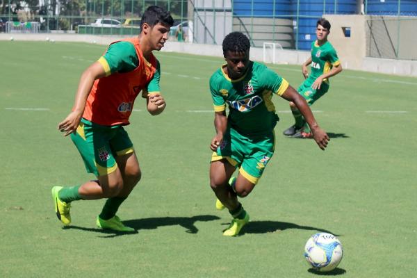Robinho dribla Breno durante treino na Colina
