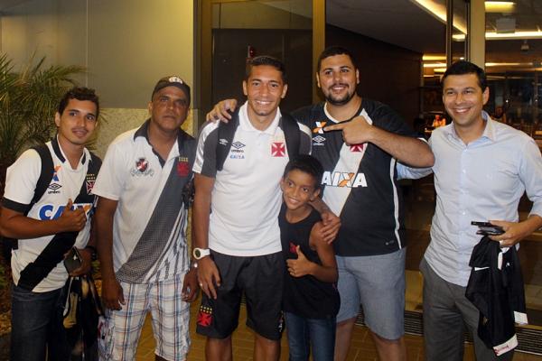 Gigantes posam ao lado do volante Jean