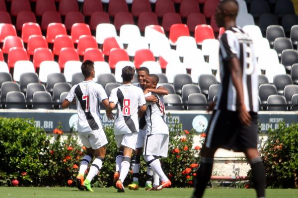 Jogadores vascanos comemoram gol marcado por Pedro Bezerra
