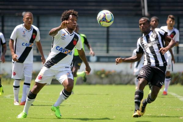 Paulo Vitor disputa a bola com marcador adversrio