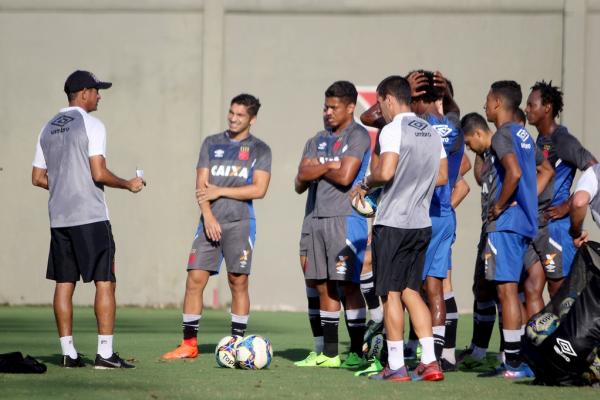 Valdir Bigode conversa com os jogadores antes do treino