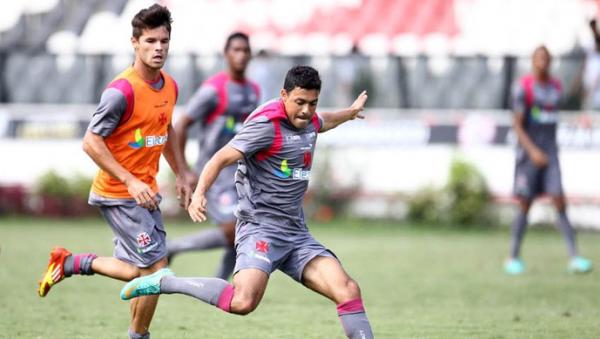 Renato Augusto (de colete) marcando o atacante der Lus nos tempos de Vasco