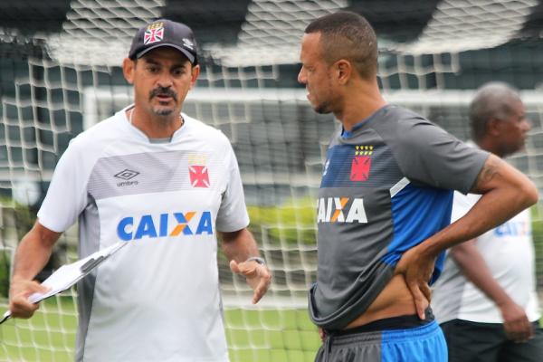 Valdir conversa com Luis Fabiano durante treino
