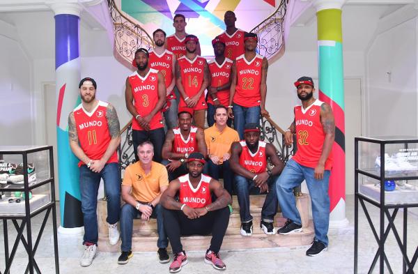 David Jackson (32) ao lado dos companheiros do Time Mundo