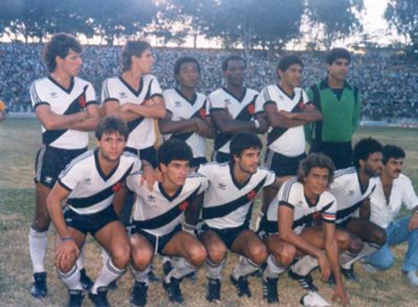 Milton Mendes  o segundo em p, da esquerda para a direita