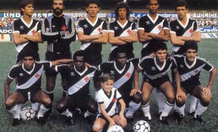 Milton Mendes  o primeiro em p, da esquerda para a direita