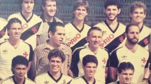 O jovem Milton Mendes (centro, em cima) com o amigo Romrio (esq, embaixo) no Vasco