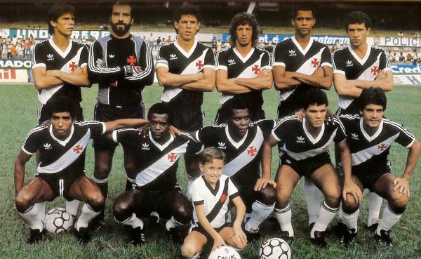 Milton Mendes (1 em p, da esq. para dir.) no Vasco de 1985.