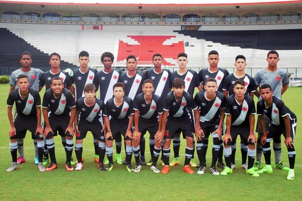 Infantil posa para foto antes do incio da partida