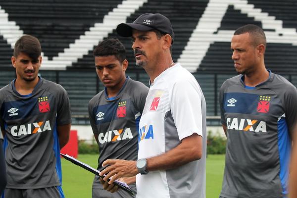 Valdir conversa com jogadores antes do treino na Colina