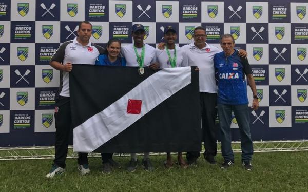 Marcos Oscar e Renato Cataldo ao lado de Antnio Lopes (de azul), vice-presidente de Remo, diretora Gracilia Portela e membros da comisso tcnica