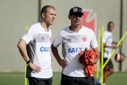 Novo tcnico conversa com Valdir Bigode, auxiliar fixo do Vasco
