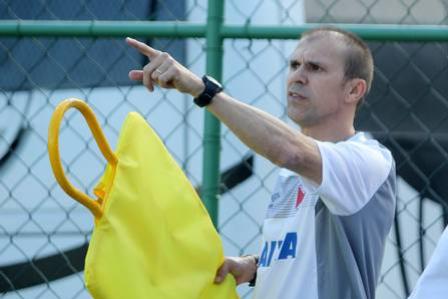 Milton d orientaes no treino no Vasco