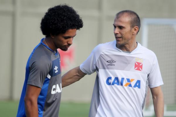 Milton Mendes orienta volante Douglas