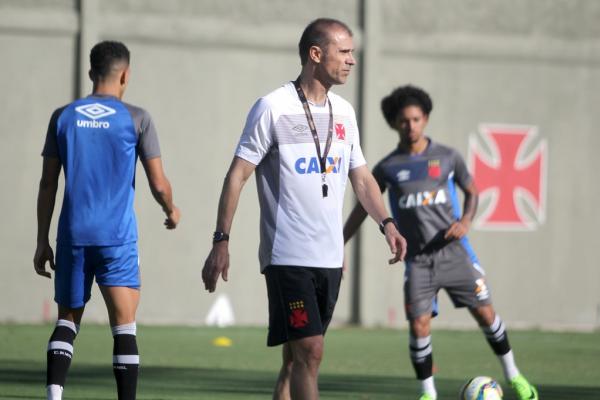Milton Mendes durante treinamento na Colina