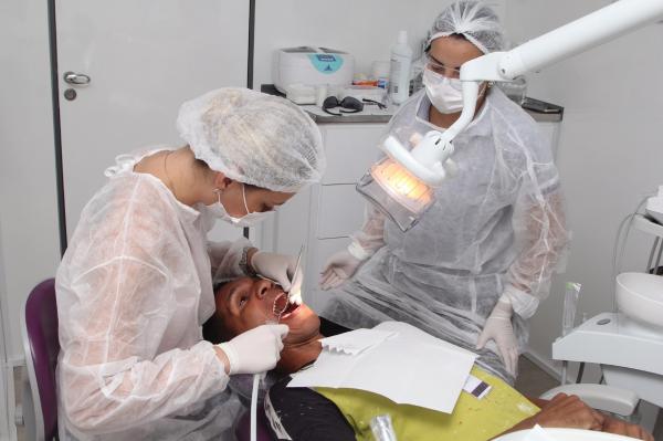 Profissionais da Neodent atendem funcionrio do clube