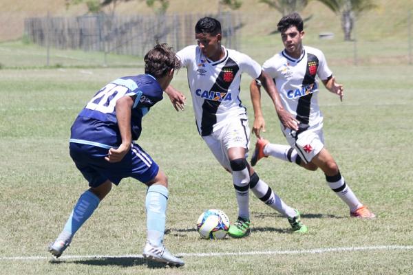 Luan (c) em ao pelo Vasco no Carioca sub-20