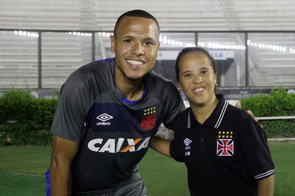 Luis Fabiano posa para foto com Mayara Mires