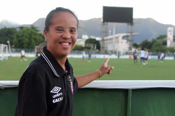 Mayara Mires acompanhou treino de dentro do campo