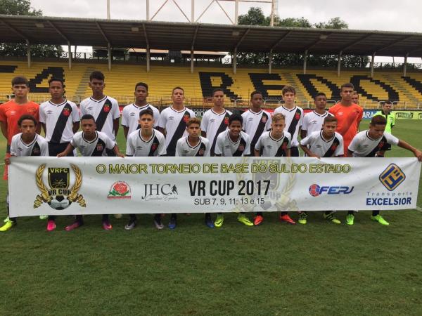 Sub-14 posa para foto no Raulino de Oliveira, em Volta Redonda