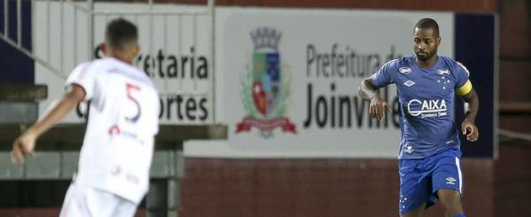 Ded faz boa partida, com a faixa de capito do Cruzeiro