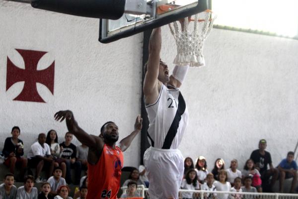 Murilo Becker faz cesta bonita contra a Liga Sorocabana