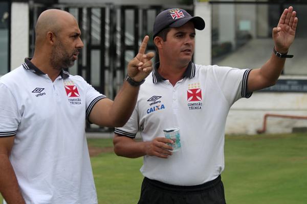 Bruno Almada e preparador fsico Alan orientam sub-15