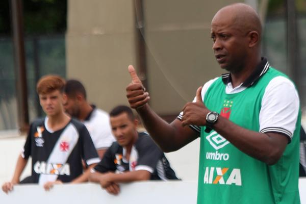 Amilton fez sua estreia no comando do sub-17