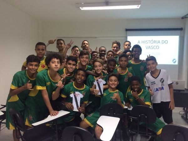 Jogadores do Mirim se divertem durante palestra da psicologia no CAPRRES/Base